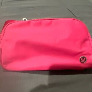 lululemon belt bag 1 L raspberry coulis